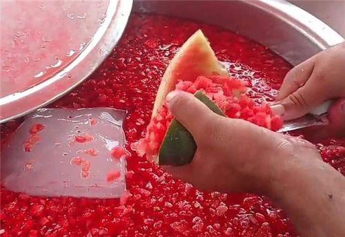 卖面小伙吃瓜,揭秘美食背后的故事