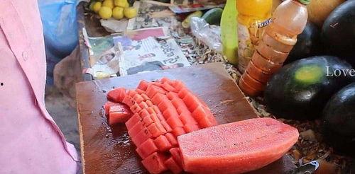 卖面小伙吃瓜,揭秘美食背后的故事