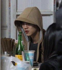 明星路边吃瓜,街头小吃引发围观热潮