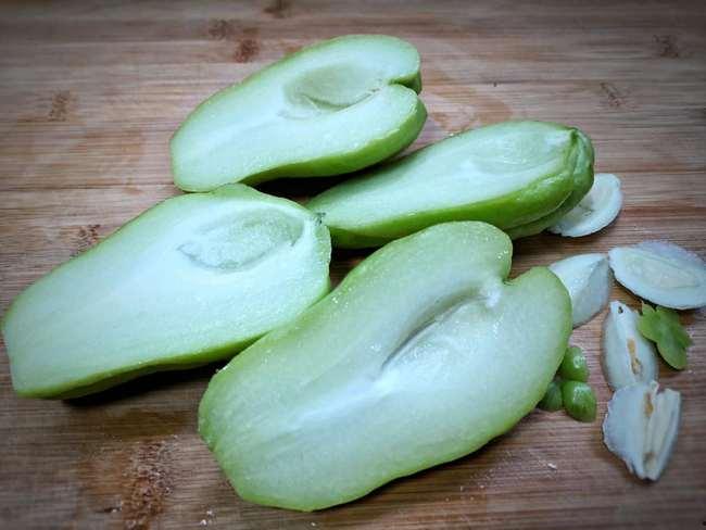 鸡吃秋瓜叶,探寻自然界的和谐共生