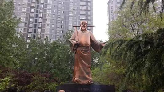 吃瓜石像前求子