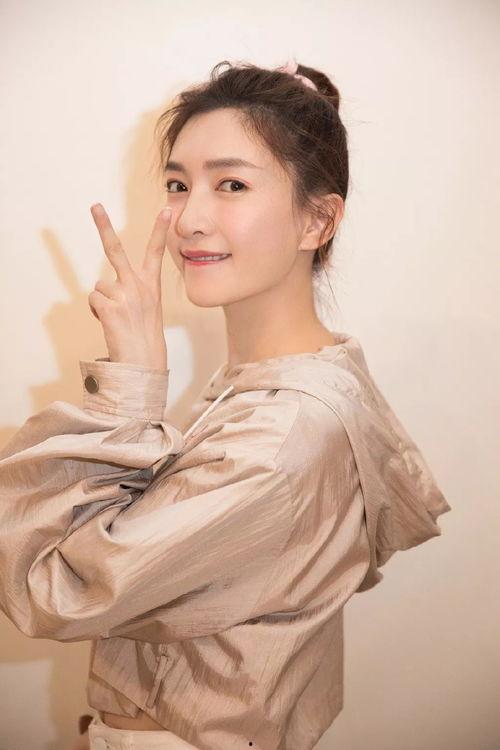 王奕吃瓜照片