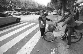 大妈路人吃瓜素材