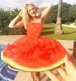 摆拍吃瓜,揭秘网络红人的幕后故事