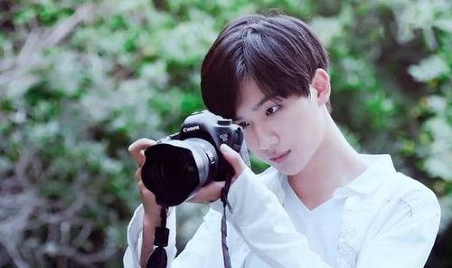 王子璇拍照吃瓜图片,意外成为网络热议焦点