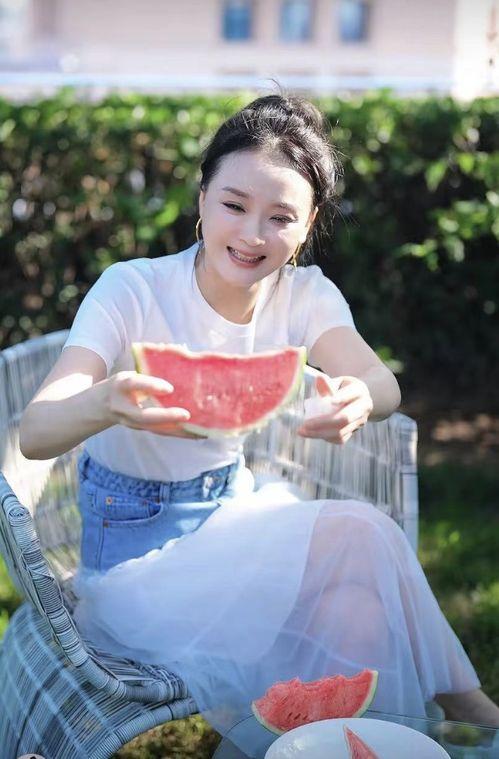 王子璇拍照吃瓜图片,意外成为网络热议焦点