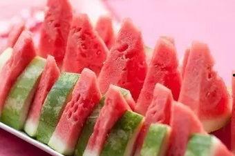 西瓜女孩吃瓜测评,揭秘夏日消暑神器，哪款西瓜最解渴？