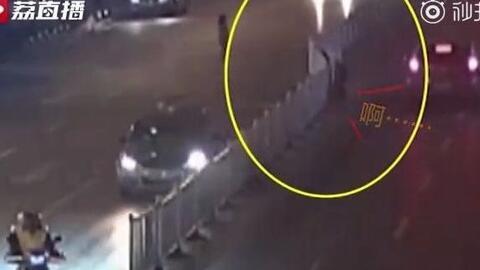 男子吃瓜摔倒护栏,意外成为街头焦点