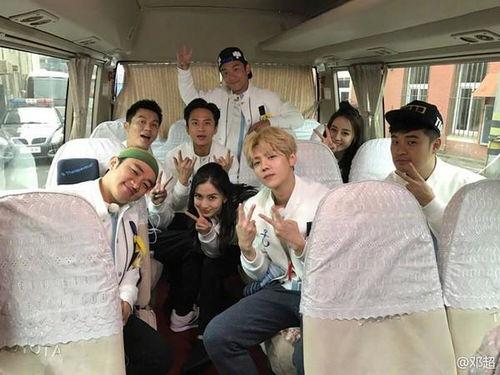 吃瓜合影,欢乐瞬间定格