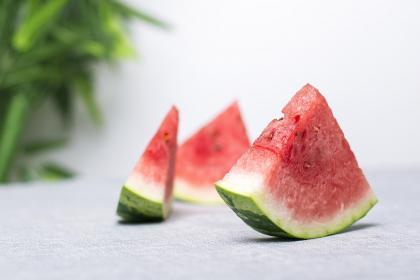 梦见吃西瓜分瓜给别人吃,共享西瓜，寓意着人际关系的和谐与分享